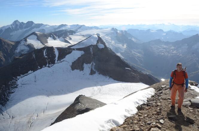 Die letzten Meter zum Wiesbachhorn; Glockner und Venediger kümmert’s nicht.
