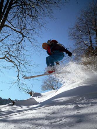Freudensprung bei der Abfahrt über die Schnaiteralm