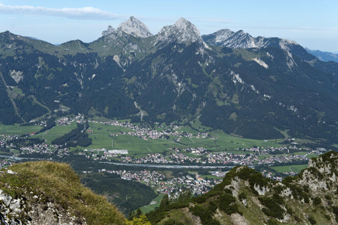 Oberhalb von Reutte ragen die Berge der Thannheimer Gruppe auf.