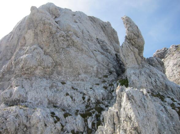 4. SL: Zuerst in der Rinne, dann links über die kompakte Felswand empor ...