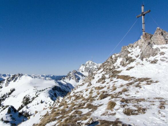 Gipfel erreicht und hinten grüßt der Wendelstein.