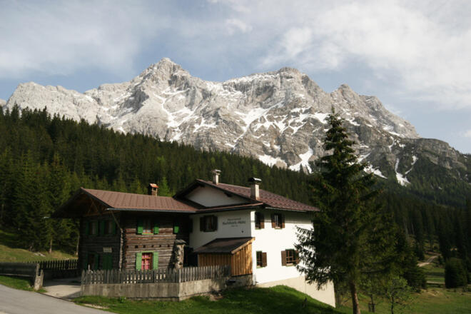 Hochthörlehütte mit Zugspitzmassiv