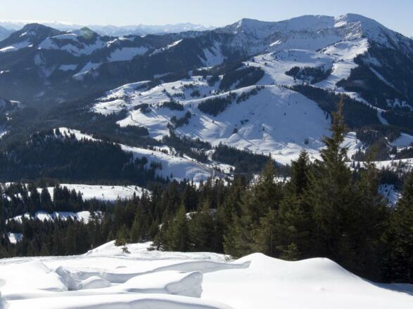 Aussicht aus dem Gipfelhang zum Großen Traithen, einem ebenfalls lohnenden aber nicht ganz harmlosen Skitourenziel