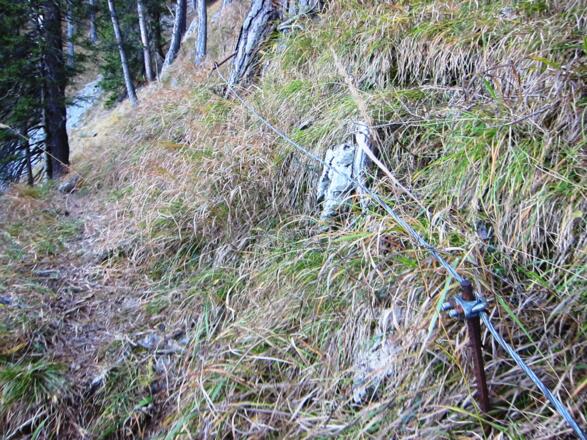 der Weiterweg ist schmal, ausgesetzt und manchmal versichert