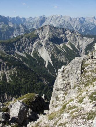 Gipfelblick zum Kompar, einem beliebten und einfachen Gipfelziel.