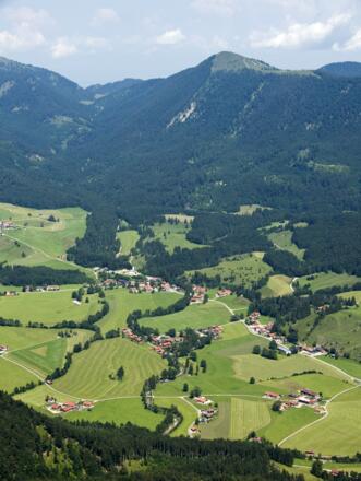Gipfelblick vom Staffel auf die Jachenau mit dem Hirschhörnlkopf