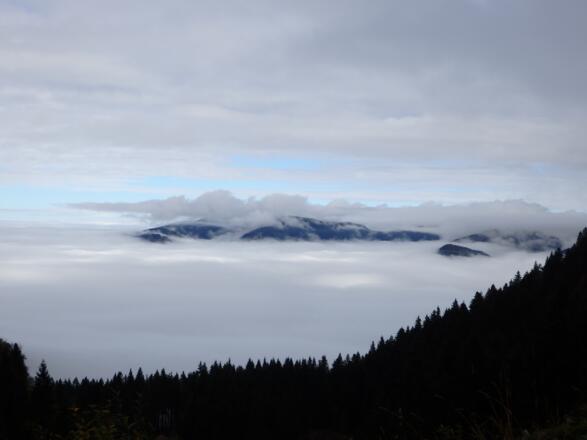Blick vom Aufstieg auf die gegenüberliegenden Berge