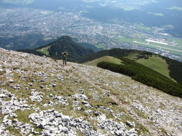 Aufstieg über den breiten Südrücken Richtung Brandjochkreuz. Links unten der Achselkopf, rechts der Brandjochboden. Unten die Stadt Innsbruck