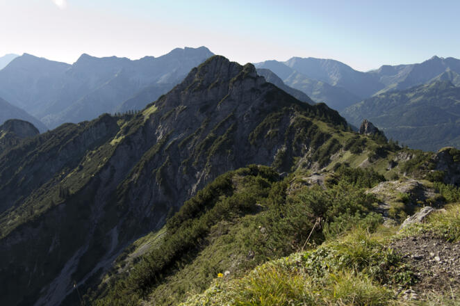 Vom Zunterkopf zeigt sich erstmals der Tauern.
