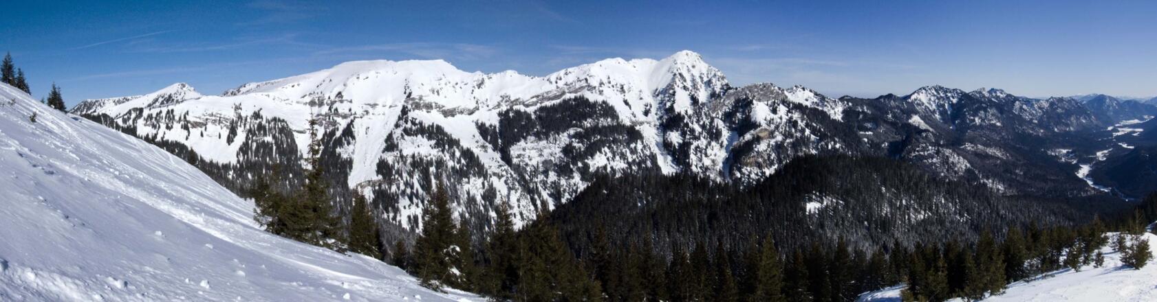 Und noch ein Panoramablick vom Scheinberg: die Berge zwischen Grubenkopf und Graswangtal