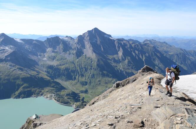 Aufstieg zum Wiesbachhorn mit Schwaigerhaus über dem Mooserboden-See