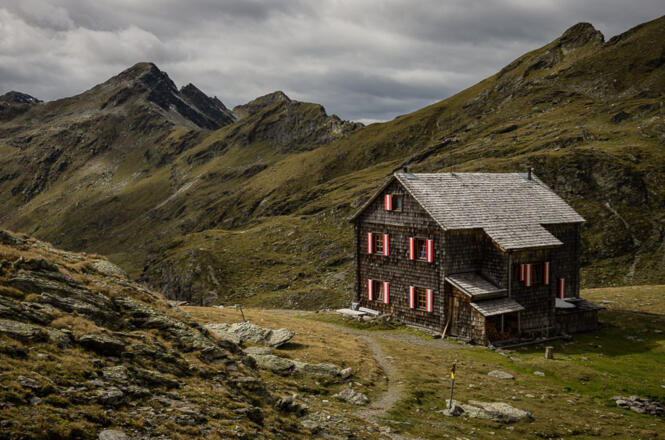 Vor der Hugo-Gerbers-Hütte. Über den Kamm nach links verläuft der Weiterweg zum Anna-Schutzhaus.