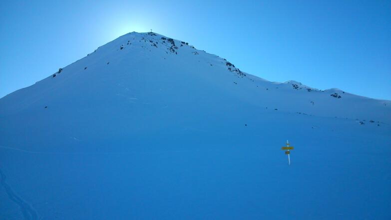 Links am Gipfel vorbei und im Bogen zum höchsten Punkt