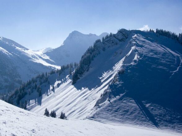 Links hinter dem Rauhkopf schaut die Rotwand hervor.