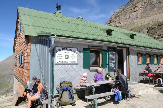 Die Terrasse des Heinrich-Schwaiger-Hauses lädt zu Kaffee, Kuchen und Sonnenbad.