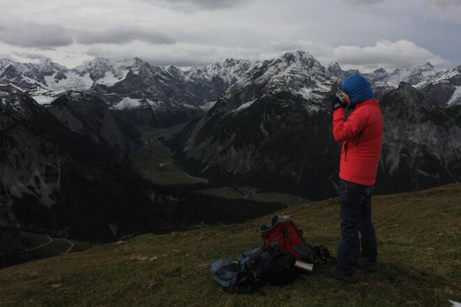 Spätherbstliche Teepause am Gipfel