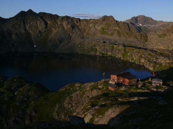 Wangenitzseehütte mit Wangenitzsee am frühen Morgen