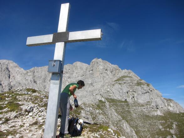 Am Brandjochkreuz, hinten der Südgrat und der Gipfel des Vorderen Brandjochs.