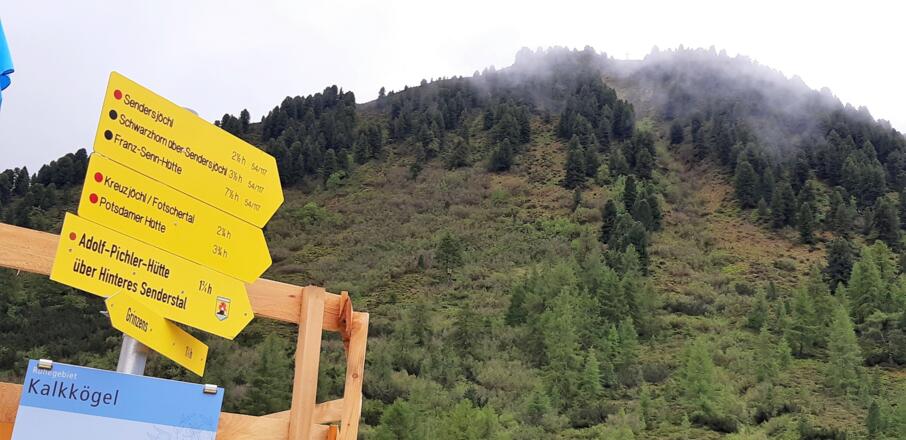 Direkt oberhalb der Kemater Alm ist bereits das Gipfelkreuz des Sonntagsköpfels zu sehen.