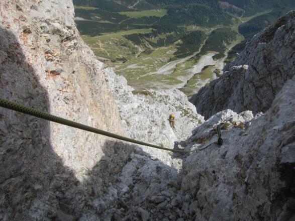 1. Seillänge (SL): Ein Eisenanker und einige Felshaken dienen als Zwischensicherungen.