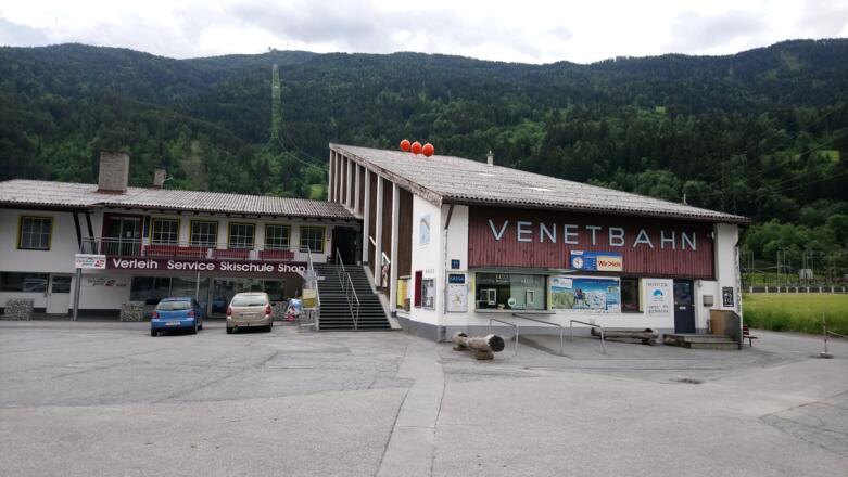 Talstation mit Parkplatz in Zams