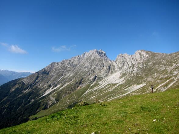 Vorderes und Hinteres Brandjoch, links abfallend der Südgrat zum Brandjochkreuz. Rechts der Frau-Hitt-Sattel (mit der berühmten Felsnadel "Frau Hitt"), Sattelspitzen und Langer Sattel.
