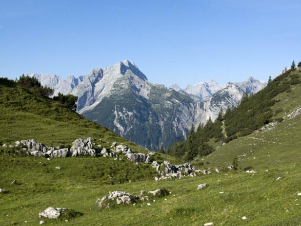 Bezaubernde Landschaft beim Aufstieg: Ausblick auf Gamsjoch und Birkkarspitze
