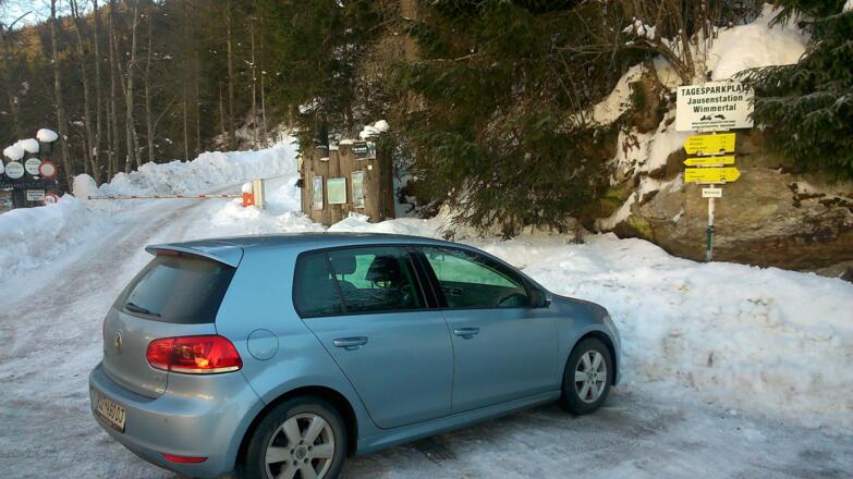 Kleiner Gratisparkplatz direkt an der Bundesstraße