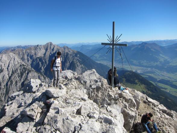 Das große Gipfelkreuz mit Gipfelbuch auf der Tratenspitze