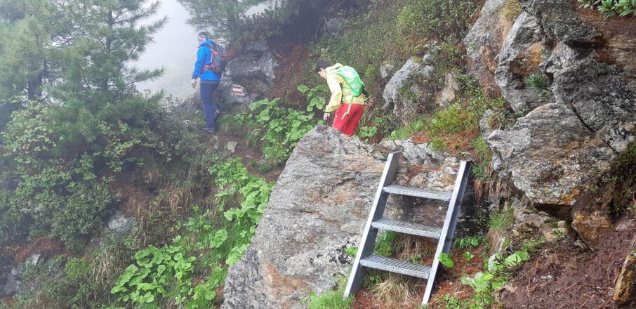 und ist mit kleinen Leitern versehen