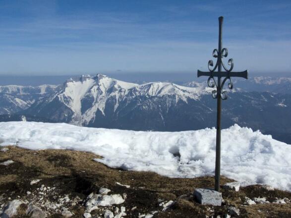Links hinter dem Gipfelkreuz zeigt sich der Guffert mit seinen Skihängen (!)