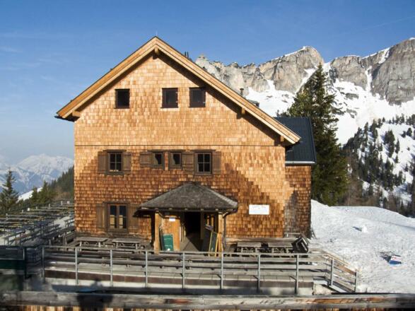 Die Erfurter Hütte steht direkt bei der Bergstation der Rofanbahn.