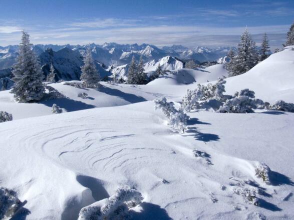 Wind und Schnee modellieren den flachen Gipfelrücken.