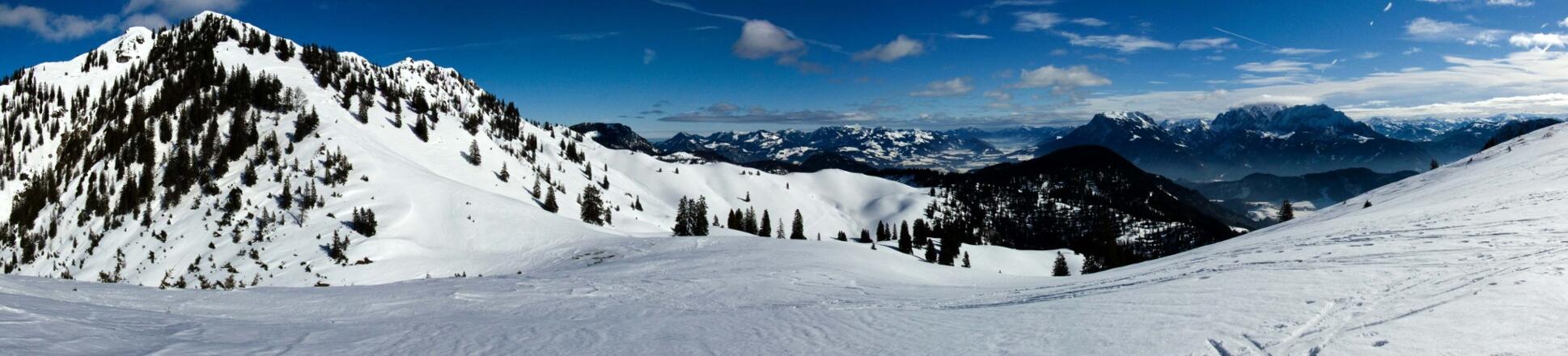 Ein Panorama aus dem Trainssattel vom Trainsjoch bis zum Kaisergebirge
