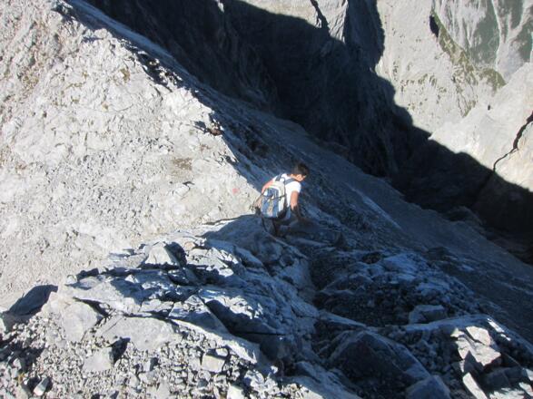 Kurzer Abstieg zum Grat Richtung Walderkampspitze