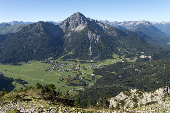 Der Thaneller zeigt sich vom Tauern in voller Breite.