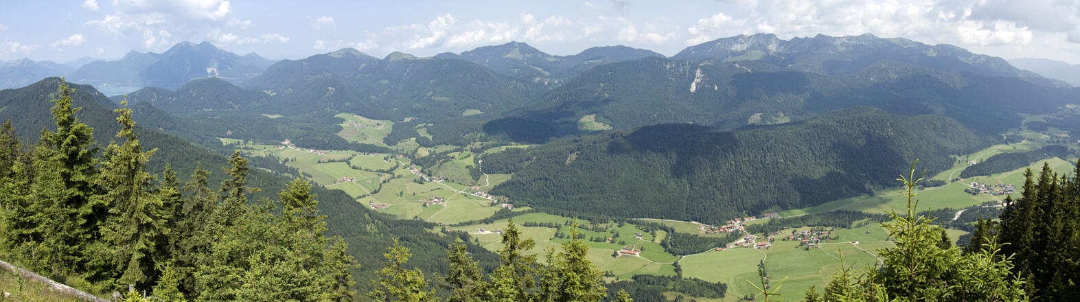 Panoramablick vom Staffel-Gipfel auf die Jachenau