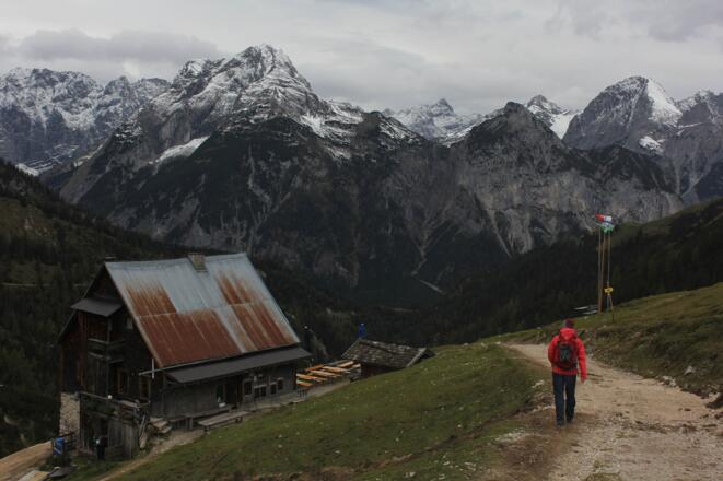 Die am Abstieg liegende Plumsjochhütte