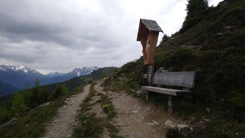 ein paar Minuten hinter der Goglesalm können wir bereits die Seilbahnstation am Krahberg erkennen.
