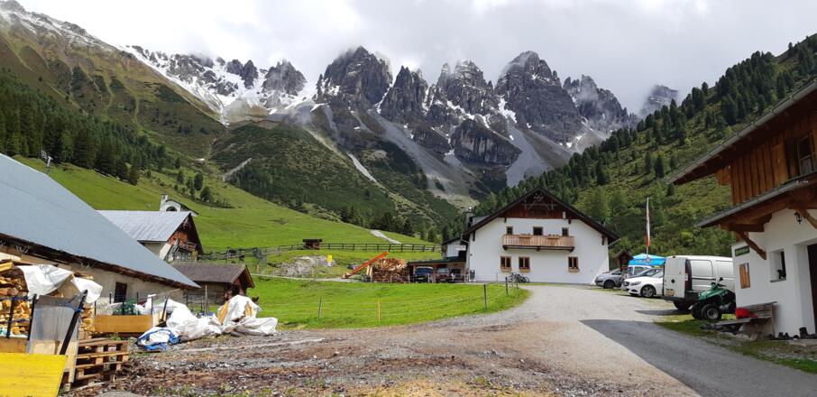 Ausgangspunkt Kemater Alm. Hinten die Kalkkögel: Hochtennspitze, Schlicker Zinnen, Steingrubenkogel (v.l.n.r).