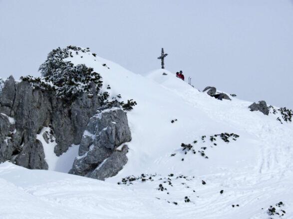 Auf der Hörndlwand gibt es ein schönes Gipfelkreuz ...