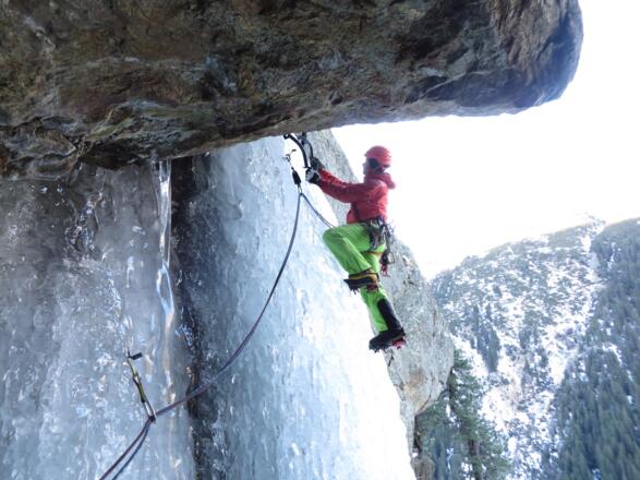 In der vierten Seillänge, Querung nach rechts unter dem riesigen Klemmblock