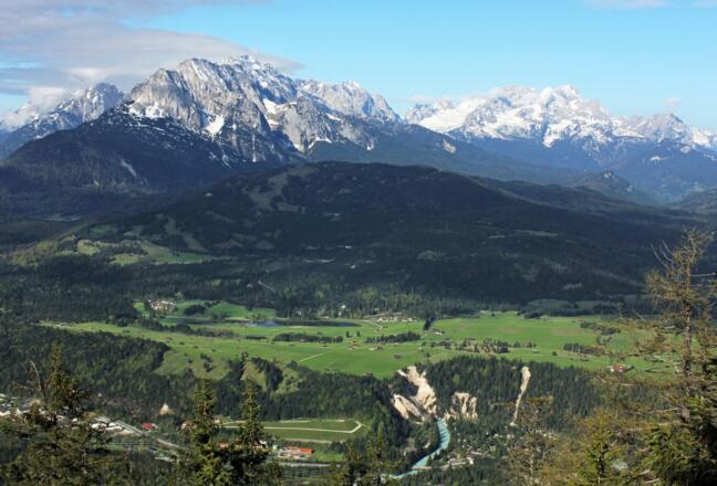 Panorama pur: Links die Arnspitzen, rechts der umwölkte Wettersteingrat und unten Mittenwald