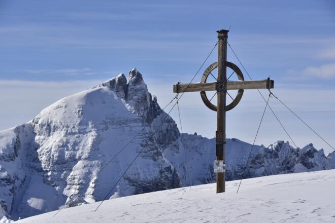 Am Gipfel mit traumhaften Bergpanorama