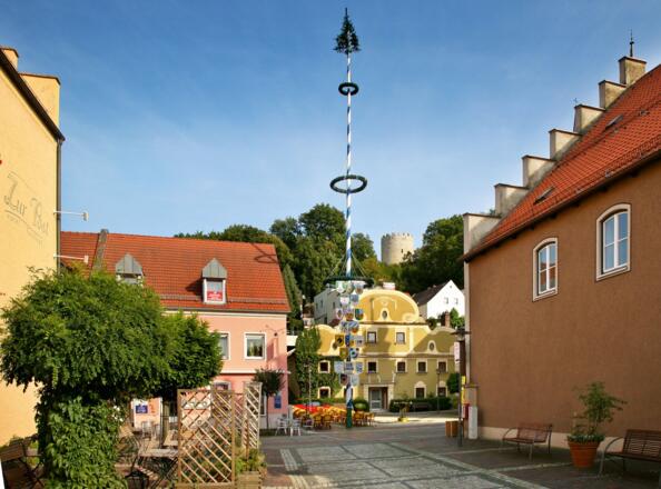 Ortskern Bad Abbach mit Blick auf den Heinrichsturm