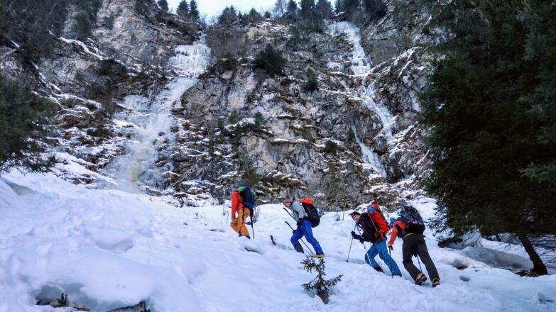 Unter den Einstiegen von links Zottenbock und rechts Drecksau