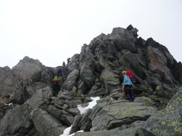 Gesicherte, leichte Klettereinlage zwischen Rojacherhütte und Zittelhaus