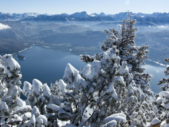 Der Walchensee, dahinter das Karwendelgebirge ...