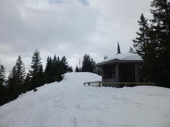 Gipfel des Edelsberg mit Pavillon