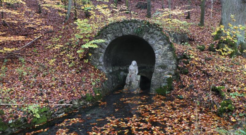 Quellgöttin im Wasserbett der Ursprung